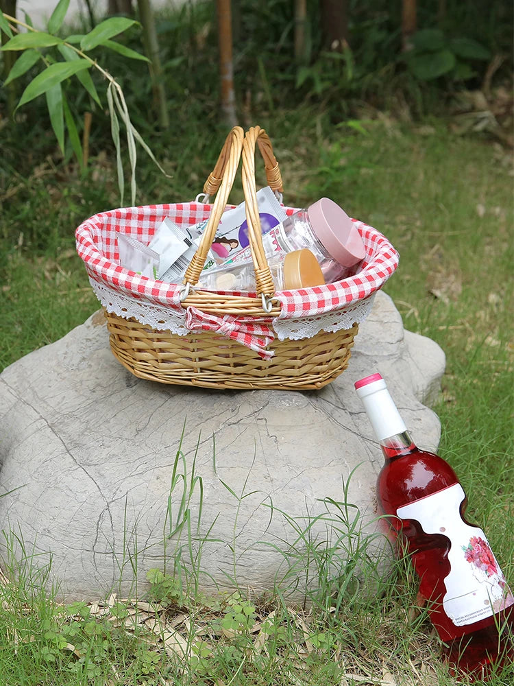 Flätad picknickkorg i rotting