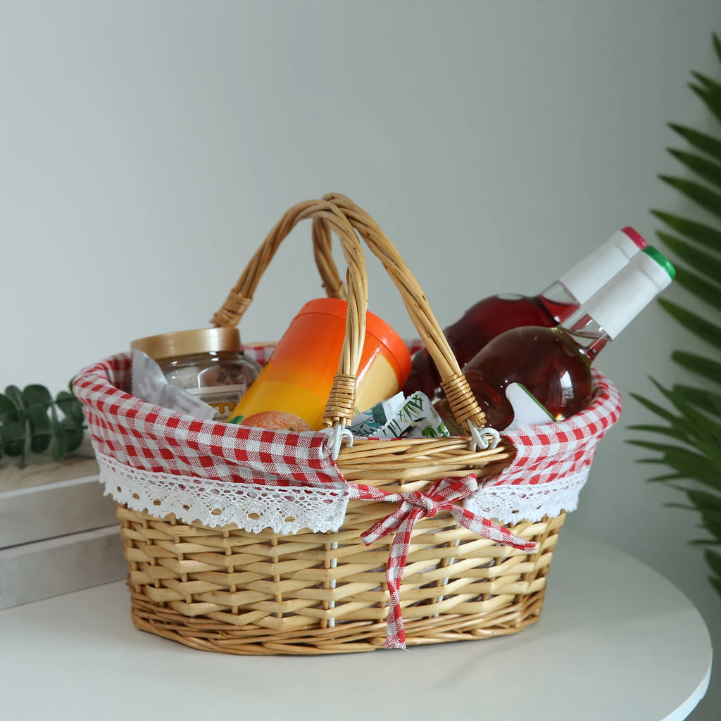 Flätad picknickkorg i rotting